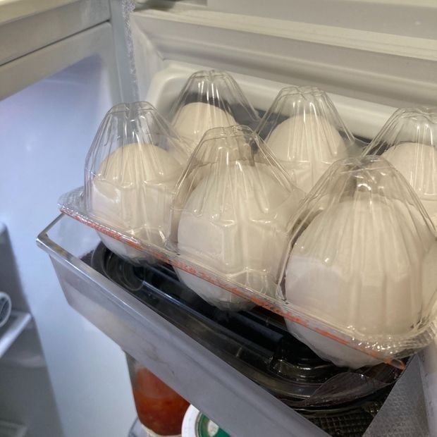 ✕ 卵を冷蔵庫のドアポケットにしまう