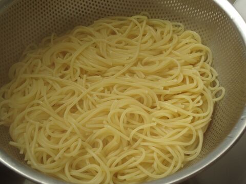 豚肉とキャベツのにんにくバター醤油パスタ 暮らしニスタ