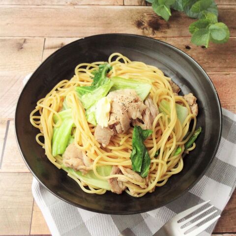 豚肉とキャベツのにんにくバター醤油パスタ 暮らしニスタ