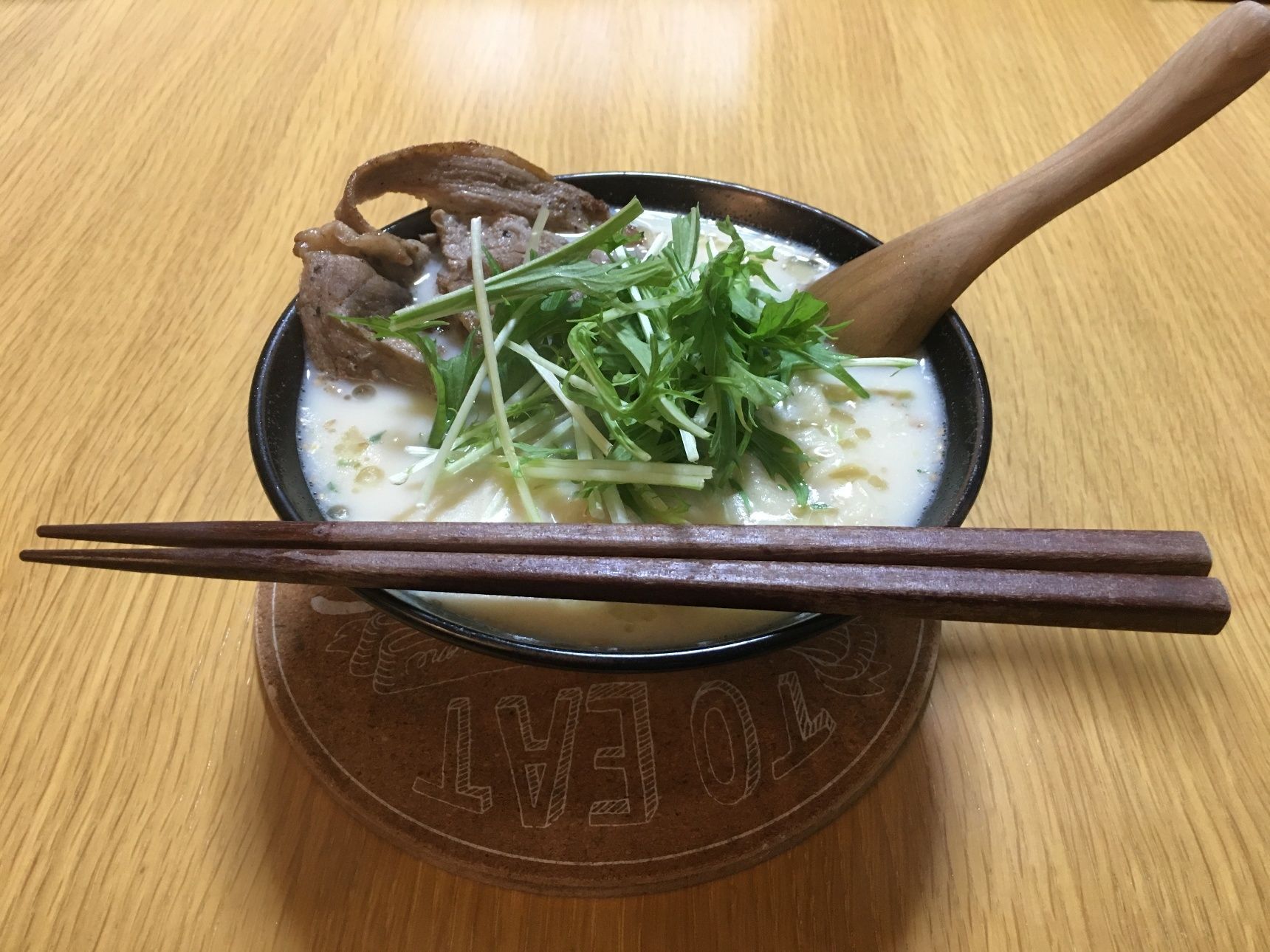 ラーメンが出来たら水菜とジンギスカンをトッピングして出来上がり♪