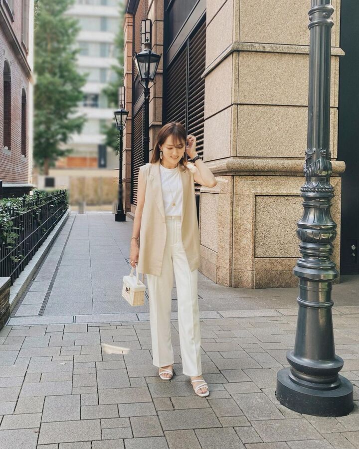 【ZARA】モードなスリットベストをきれいめに!大人のワントーンコーデ