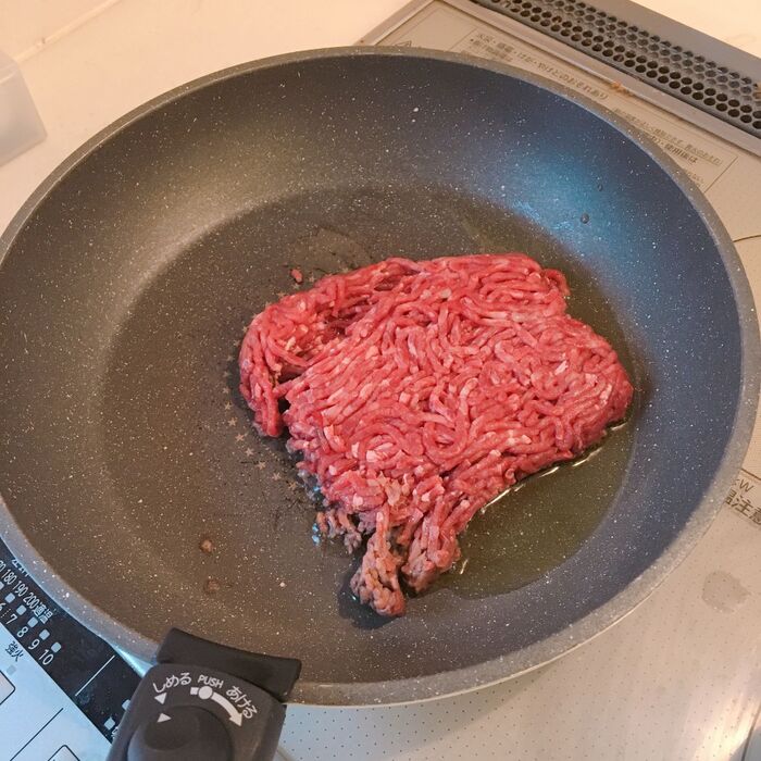 ③肉を炒める
