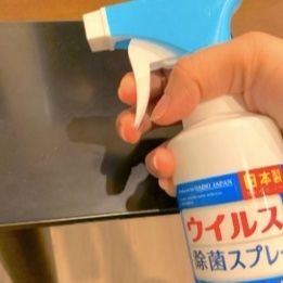 やってはだめ！ウェットティッシュやアルコールスプレーで拭く