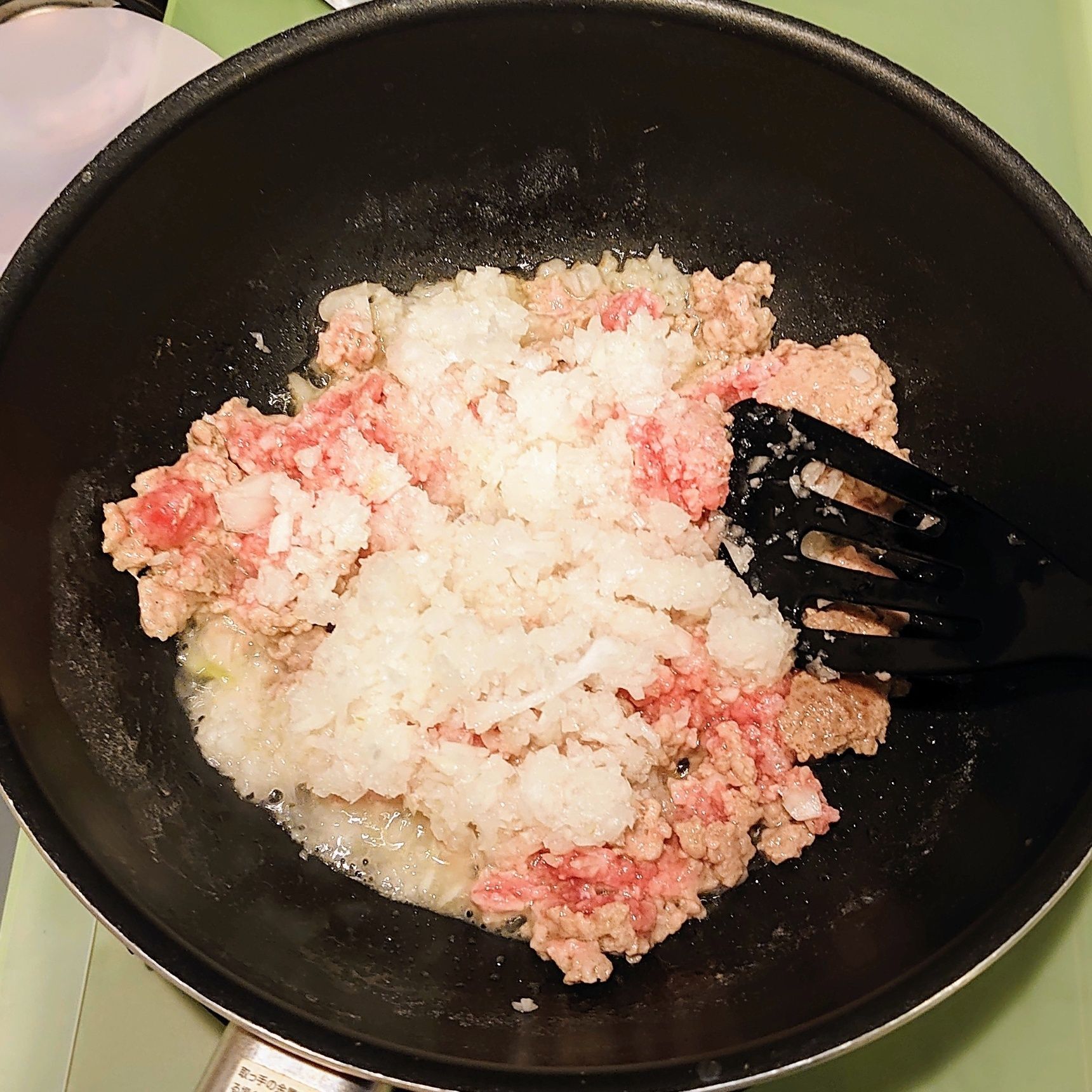 挽き肉が半分炒まったら、玉ねぎを入れて水気が無くなるまで炒め