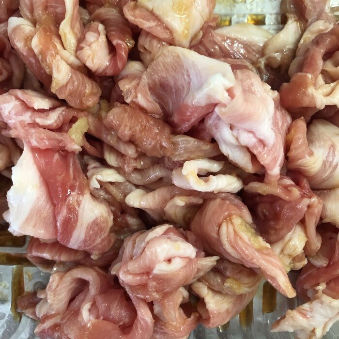 豚肉は昆布つゆと生姜で漬けておきます
