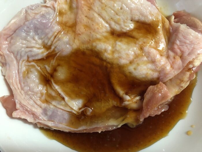 鶏肉の皮目にフォークで穴を開け、 調味液に10分程漬けます