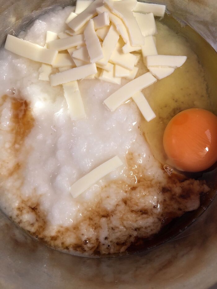 ボウルにとろろ、卵、昆布つゆ、とろけるチーズ１枚を加え混ぜます