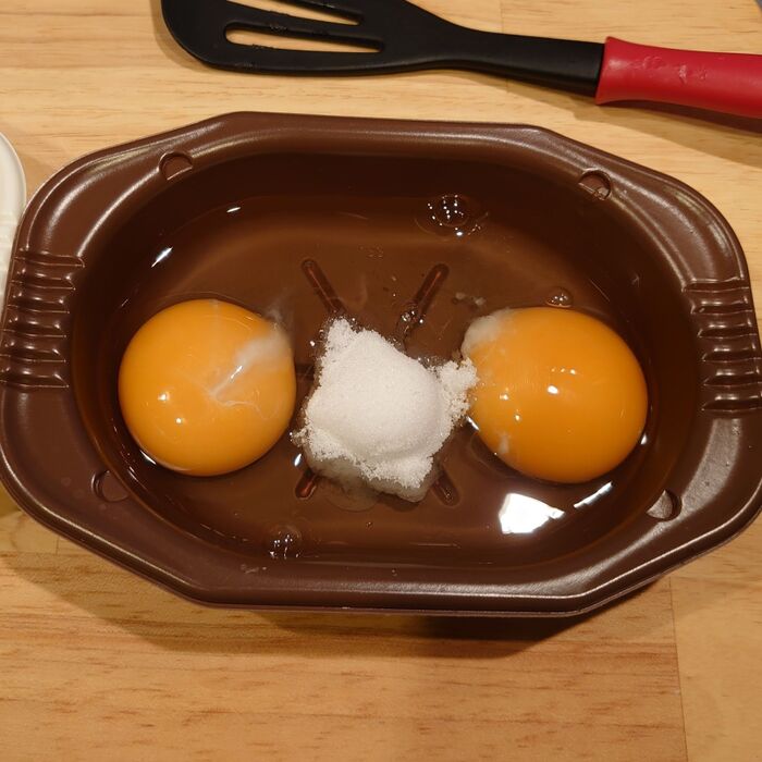 卵を2個わり入れ、砂糖大さじ１入れて溶く
