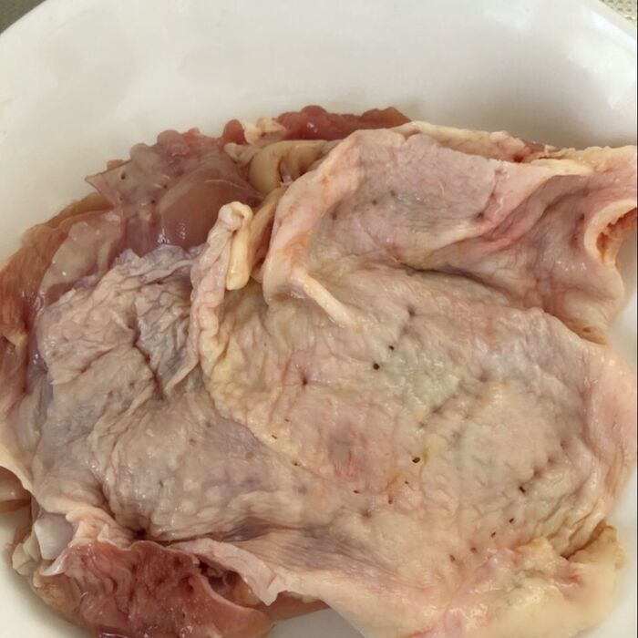 鶏もも肉には皮目にフォークで穴を開けます