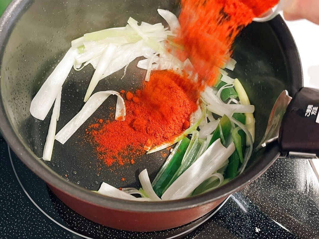 韓国産の唐辛子粉を長ネギと混ぜ合わせる感じで炒めます。