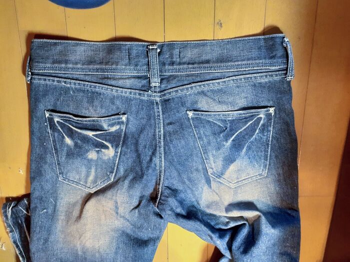 ①ジーンズの後ろのポケットの部分を切り取る。