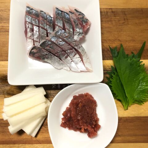 刺身パックでもok 簡単おつまみ アジと山芋の梅しそ砧巻き 切って巻くだけ 酒の肴 暮らしニスタ 刺身パックでもok 簡単おつまみ アジと山芋の梅しそ砧巻き 切って巻くだけ 酒の肴 暮らしニスタ