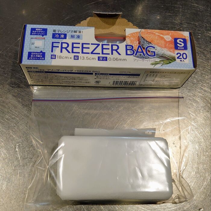 ②スポンジに水を含ませて、フリーザーバッグに入れて冷凍