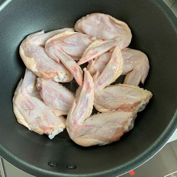 フライパンを熱して鶏手羽に焼き目をつけます。