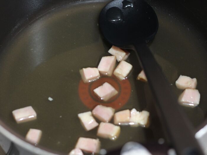 コンソメスープを作る。