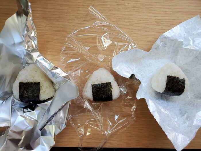 おにぎり包むなら ラップorホイル おいしく保存できて抗菌作用があるのはどっち 暮らしニスタ おにぎり包むなら ラップorホイル おいしく保存できて抗菌作用があるのはどっち 暮らしニスタ