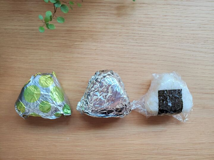おにぎり包むなら、ラップorホイル? おいしく保存できて抗菌作用があるのはどっち?