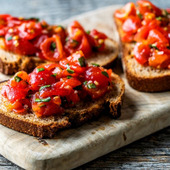 甘いプチトマトで簡単めちゃウマ！ガーリック香る本格ブルスケッタ