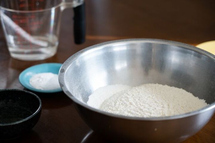 捨てないで!賞味期限切れの「小麦粉」が家じゅうの掃除で大活躍しますよ♪