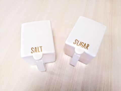 解決策が真逆だった 固まった 塩 と 砂糖 をサラサラにする方法 暮らしニスタ 解決策が真逆だった 固まった 塩 と 砂糖 をサラサラにする方法 暮らしニスタ