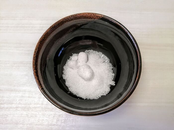 解決策が真逆だった 固まった 塩 と 砂糖 をサラサラにする方法 暮らしニスタ 解決策が真逆だった 固まった 塩 と 砂糖 をサラサラにする方法 暮らしニスタ