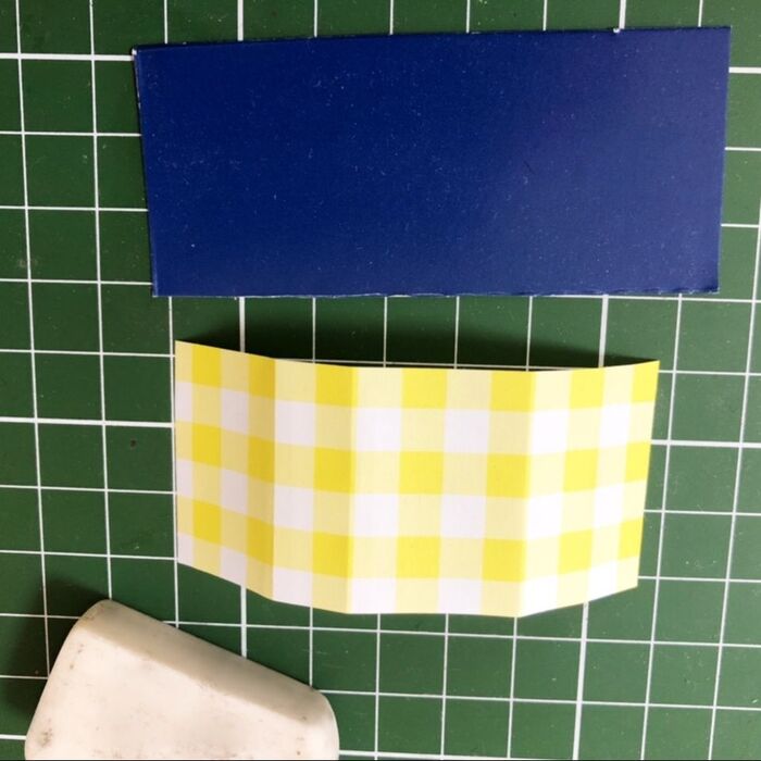 消しゴムに厚紙と折り紙でケースを作ります