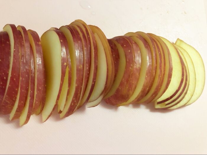 りんごは良く洗い、芯と種を取り除き スライスします