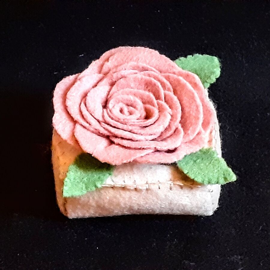 100均のフェルトで作った針山 裁ちバサミと糸切りバサミで簡単にバラと葉っぱ 暮らしニスタ 100均のフェルトで作った針山 裁ちバサミと糸切りバサミで簡単にバラと葉っぱ 暮らしニスタ