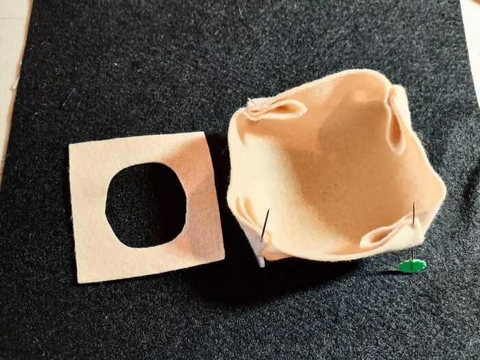 ④フェルト(ベージュ)1/4で箱を作り、箱に合わせたサイズの蓋を作り、中央に穴を空ける。