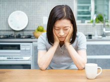 心臓バクバクが止まる！更年期の「動悸」セルフケア方法とは【薬剤師が解説】
