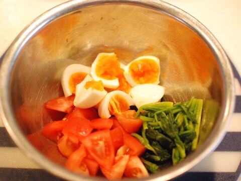 ほうれん草と卵とトマトのマヨチーズ和え 暮らしニスタ ほうれん草と卵とトマトのマヨチーズ和え 暮らしニスタ