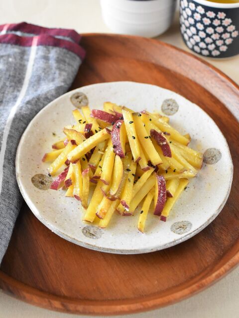 秋を感じるミニおかず さつまいもの塩バターきんぴら 暮らしニスタ