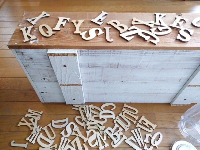 木製アルファベットを散りばめます！