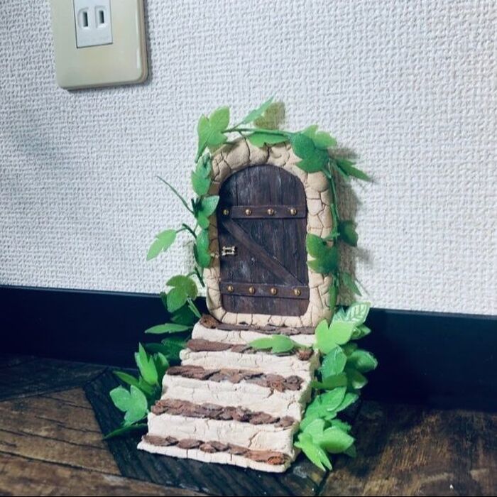 お家に小さなトリックアート♪100均木製スティックで妖精のドア作ってみた！