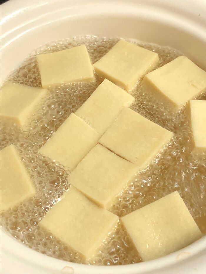 高野豆腐を白だしで煮込みます