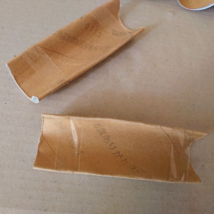ペタンコに折った芯に、セロテープをつけてアーチ状にした物を