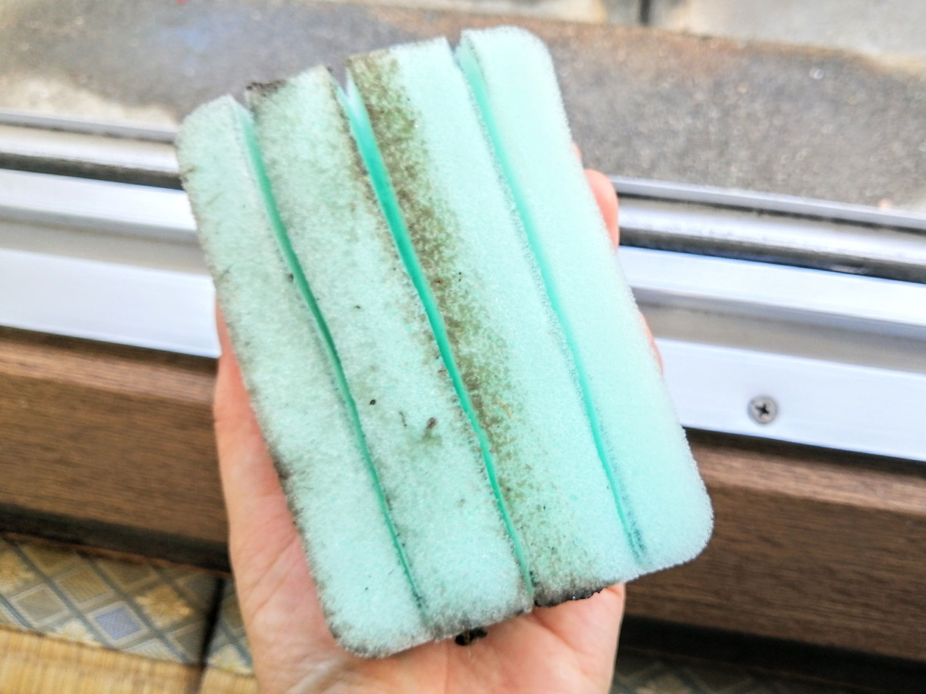 一発でキレイに 100均スポンジが意外なところの掃除に大活躍 暮らしニスタ