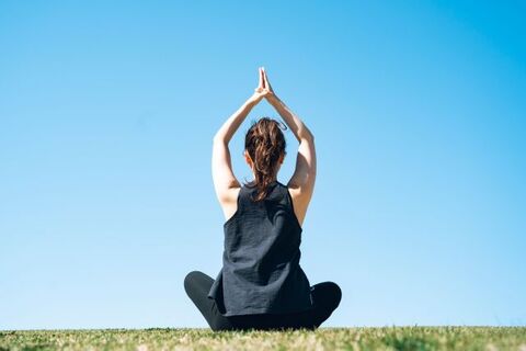 痩せると話題の 肩甲骨はがし ヨガポーズ2選 代謝アップですらっと美人に 暮らしニスタ 痩せると話題の 肩甲骨はがし ヨガポーズ2選 代謝アップですらっと美人に 暮らしニスタ