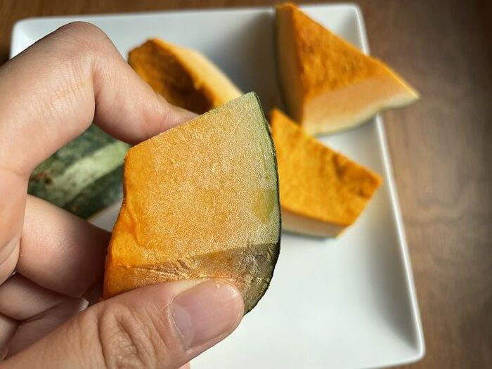 もう力を入れなくていい かぼちゃの皮むきが格段に楽になる方法って 暮らしニスタ もう力を入れなくていい かぼちゃの皮むきが格段に楽になる方法って 暮らしニスタ