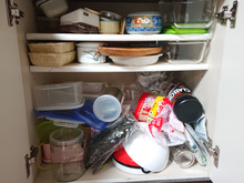 【リアル収納レポ】ズボラでもできる！ごちゃごちゃの食器棚下を即スッキリさせる方法とは？