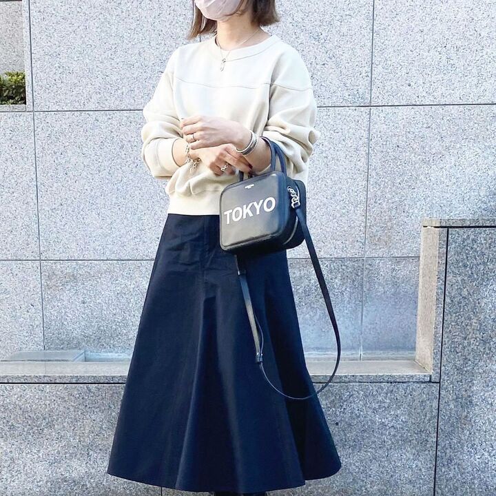 【ユニクロ】2,990円の新作スウェットが絶妙なシルエットでスカートにベストマッチ!