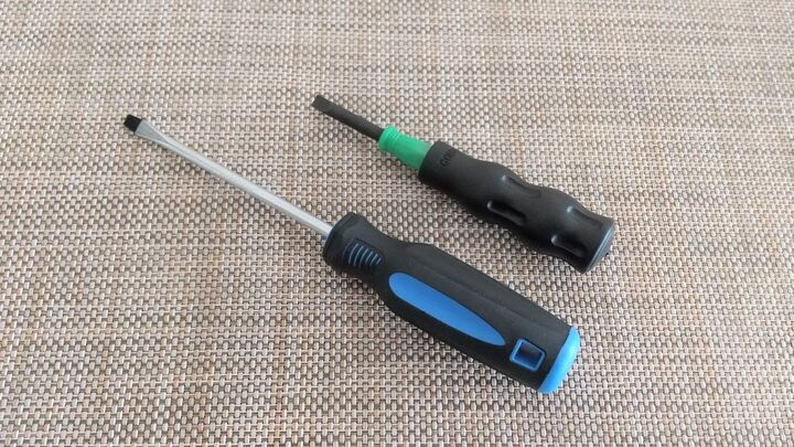 マイナスドライバーにこんな使い道があったとは!細かい部分の掃除に超便利♪