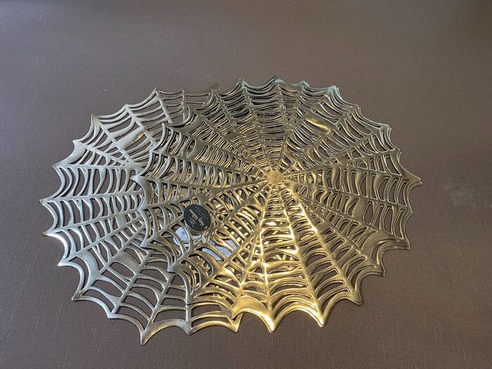セリアで見つけた蜘蛛の巣ランチョンマット
