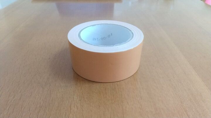 “ガムテープ掃除”がスゴかった!ズボラな方法で面倒な場所をラクラクきれいに♪