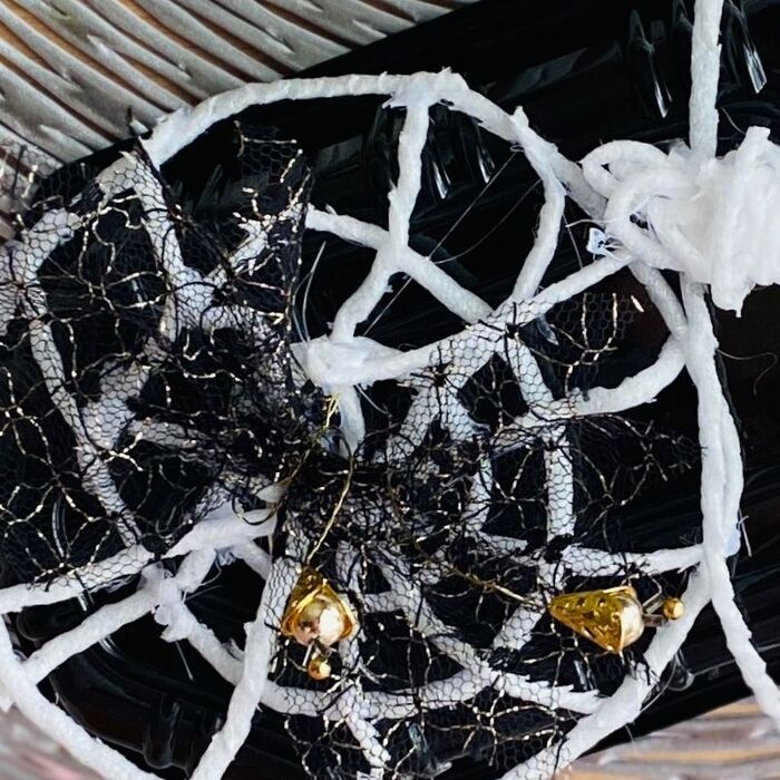 工程３蜘蛛の巣に蝶々を貼ります。