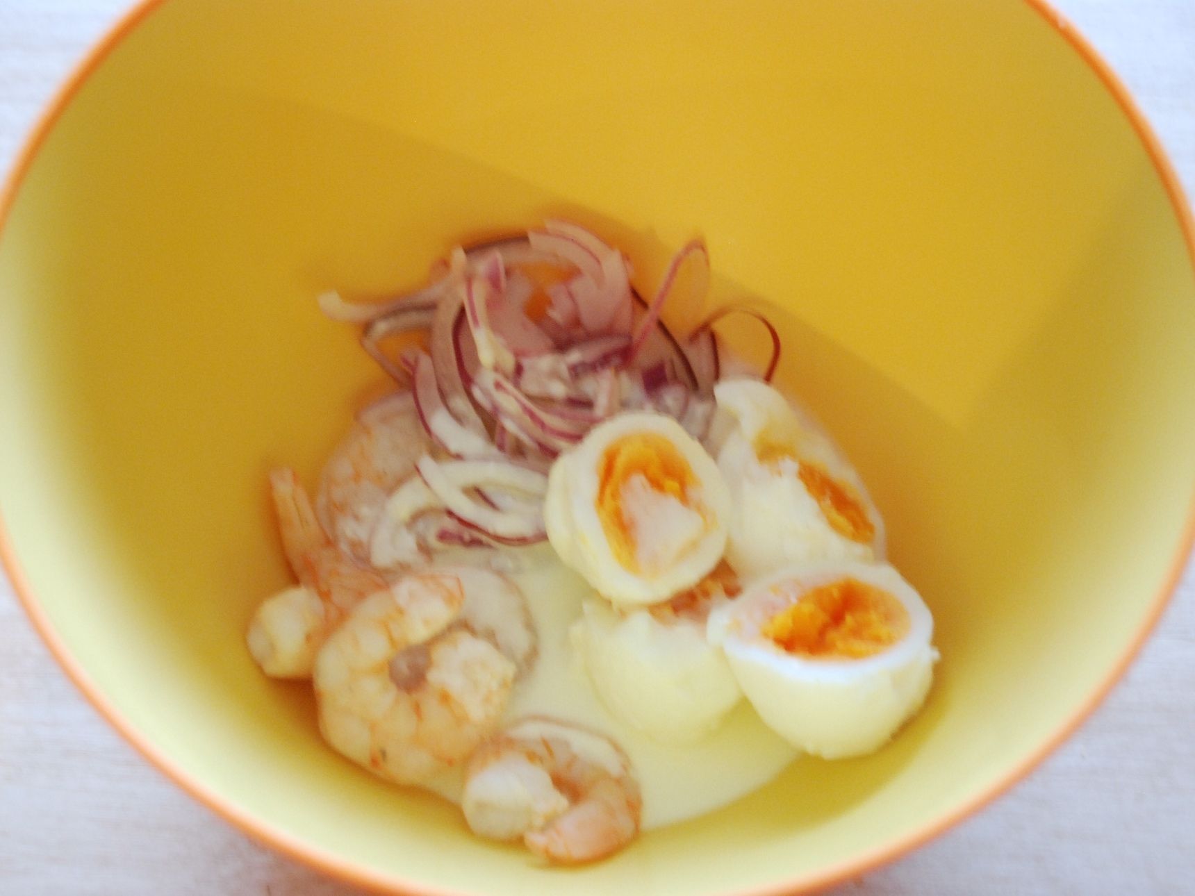海老とゆで卵と紫玉ねぎのヨーグルトサラダ 暮らしニスタ