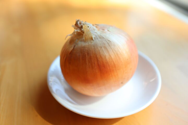 丸ごとでもOK!玉ねぎをおいしく冷凍保存するコツとは?