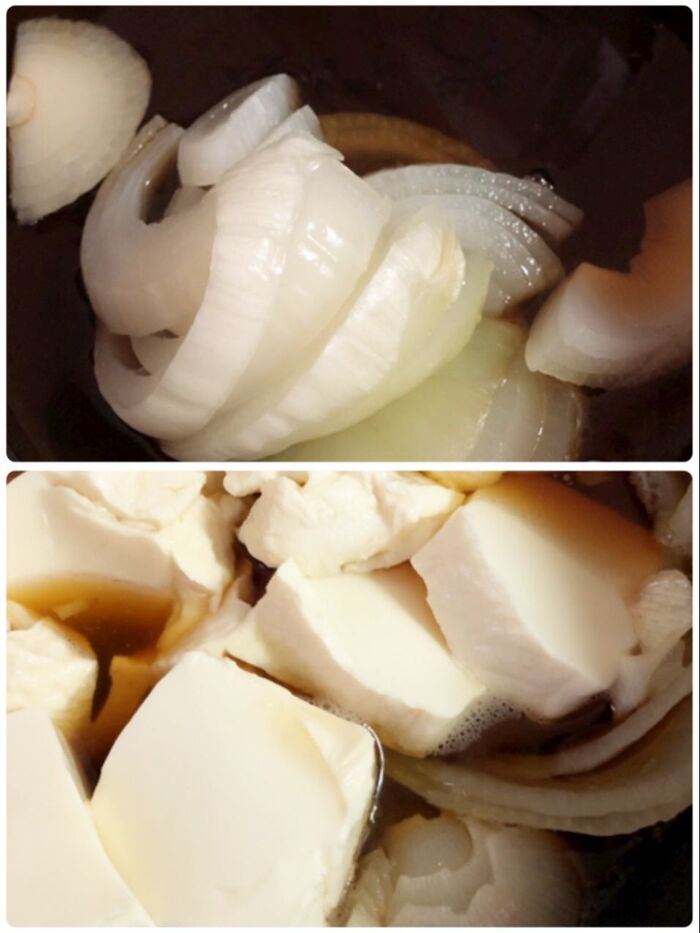 フライパンにお水、昆布つゆ、玉ねぎを入れ一煮立ちしたら豆腐を加えます