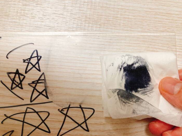 あんなもので落ちるの 油性ペンの落書きを落とす意外な方法 暮らしニスタ あんなもので落ちるの 油性ペンの落書きを落とす意外な方法 暮らしニスタ