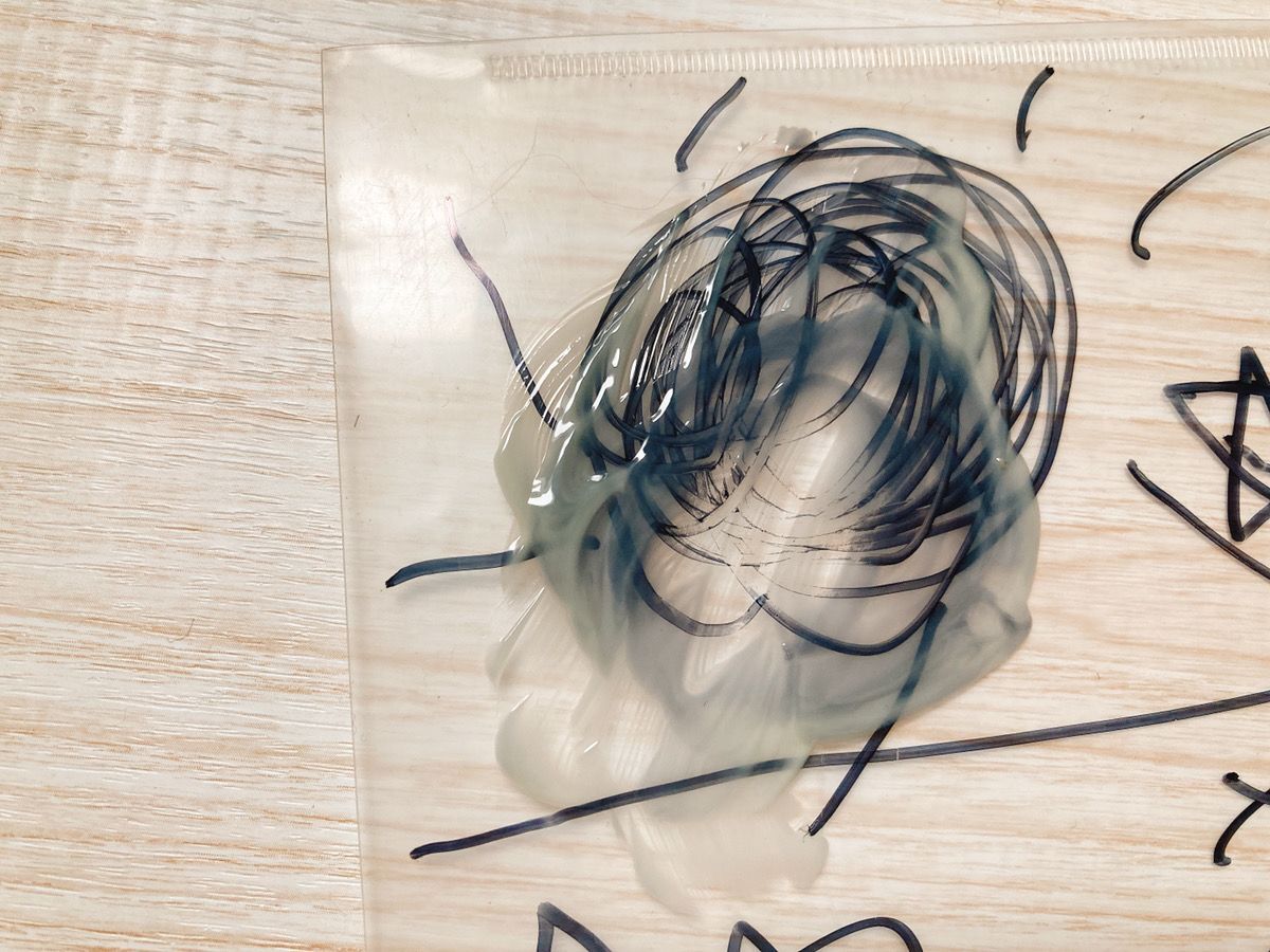あんなもので落ちるの！？油性ペンの落書きを落とす意外な方法｜暮らし 